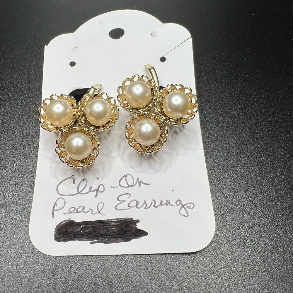 Adorable vintage clip on pearl earring